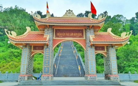 THIỀN VIỆN TRÚC LÂM NÚI HÀM RỒNG - LÀNG CỔ ĐÔNG SƠN 